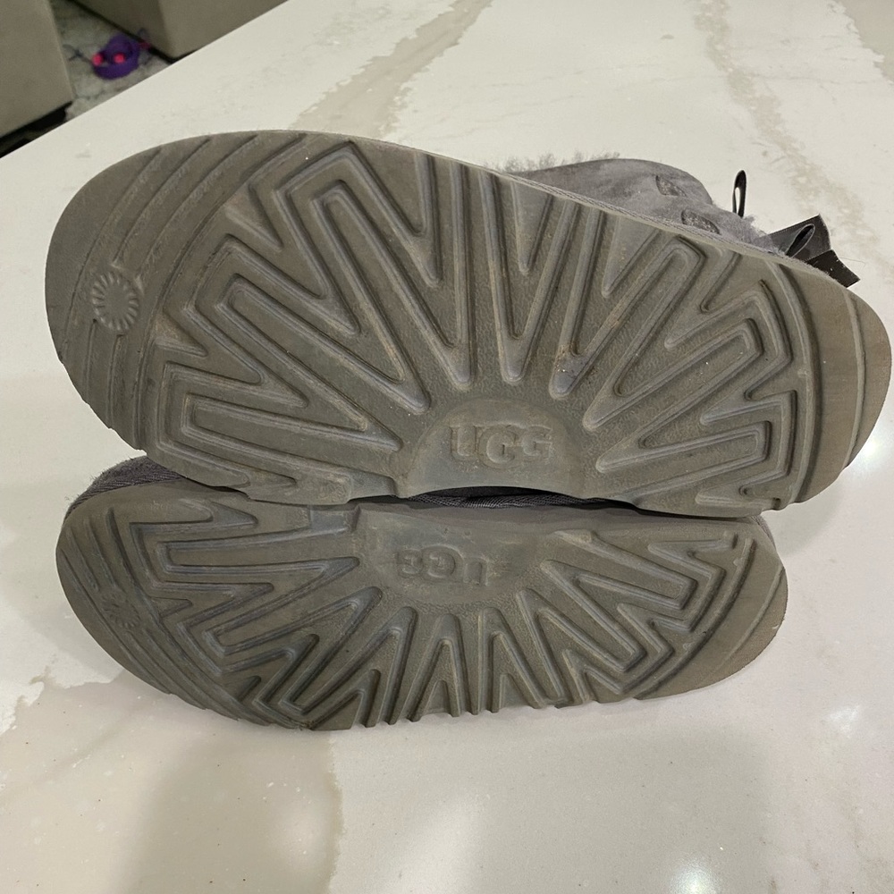 UGG Bailey bow short gray boots Size 3 - Picture 7 of 7